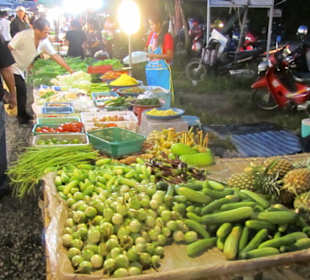 Der Bangtao Nacht-Markt mit Angeboten 032