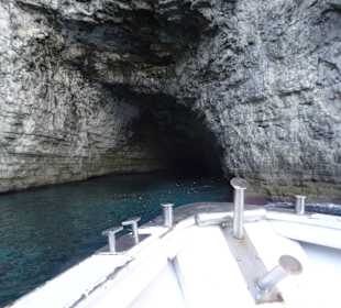 Mit dem großen Boot in die Höhlen