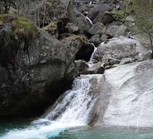 Kleiner Wasserfall im Tal