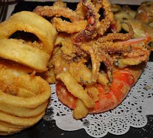 Frittierter Tintenfisch mit Gambas