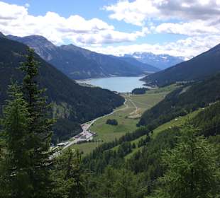 Frühlingstag am Reschenpass mit See