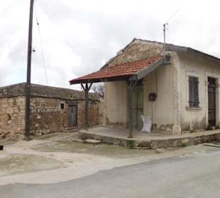 Verlassenes Haus an der Bushaltestelle