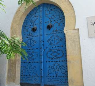 Eine der vielen blauen Türen