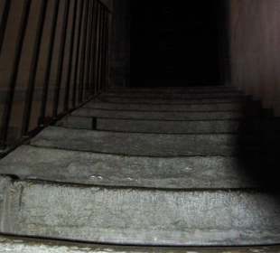 Gleich am Eingang und Dunkel