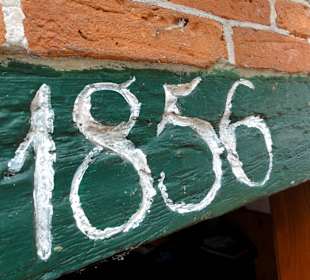 Baujahr im Balken über dem Eingang