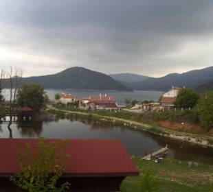 Blick von der Kirche auf den See