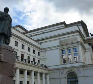 Vor dem Teatr Wielki