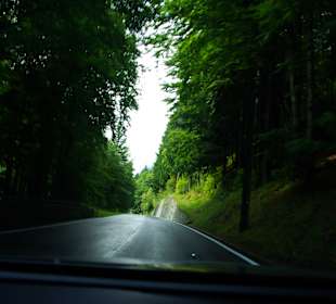 Straßenabschnitt mit Neigung