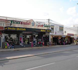 Geschäfte vor dem Hotel
