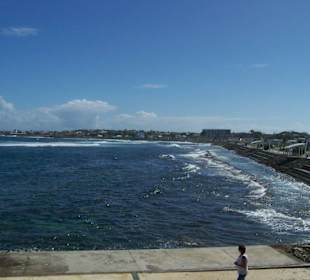 Blick von einer Aussichtsplattform aufs Meer
