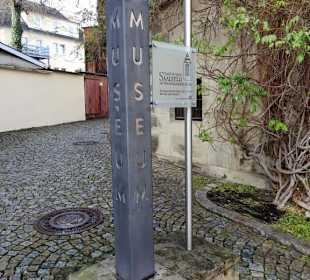 Stele vor dem Stadtmuseum Saalfeld