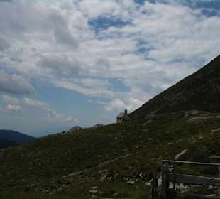 Blick auf die kleine Kapelle am Berg