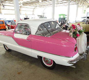 In der Haupthalle des Jesada Fahrzeug Museums