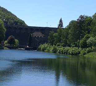 Blick auf die Staumauer vom Weiher aus