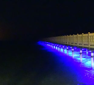 Steg am Rande der Bucht