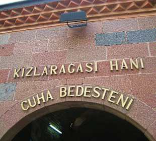 Kizlaragasi Hani: Eingang