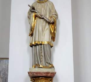 Statue am Wandpfeiler in der Kirche St. Andreas