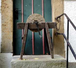 Schleifrad vor der ehemaligen Kutscherwohnung