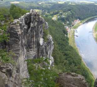 Blick vom Bastei-Massiv auf Elbe und Elbtal