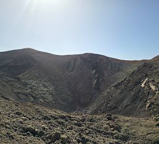 Fahrt durch die Landschaft der "Feuerberge"
