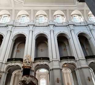 Sehr hoch gebaut die Kathedrale