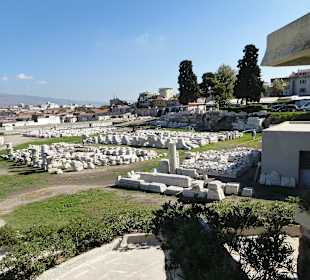 Auf dem Gelände von Agora