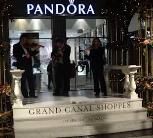 Stündlich Aufführungen auf dem Markusplatz