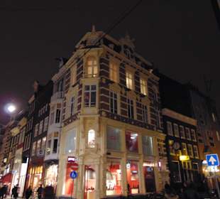 Жизнь кипит и в ночном городе