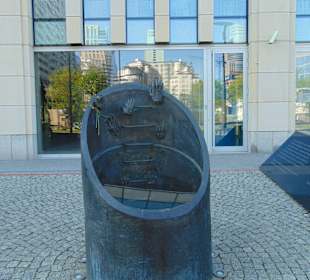 Памятник у мемориала