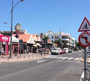 Einkaufsstrasse vor dem Hotel