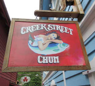 Unterwegs auf Holzstegen in der Creek Street