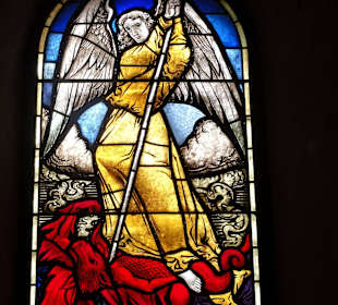 Fenster über dem Eingang zur Kirche