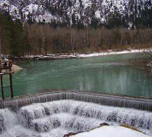 Небольшой водопад