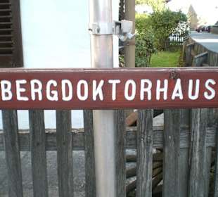 Schild zum Bergdoktorhaus