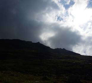 Schwere Wolken über die Berge
