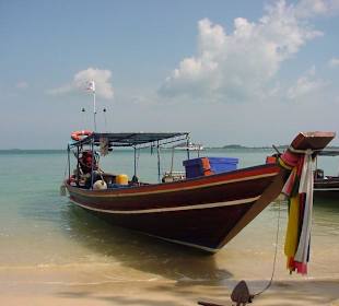 Boot am verlassenen Strand