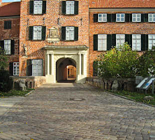 Парк замка Ойтин.Замок Ойтин.