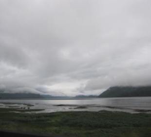 Sonnenaufgang über einem See am Yellowhead Highway