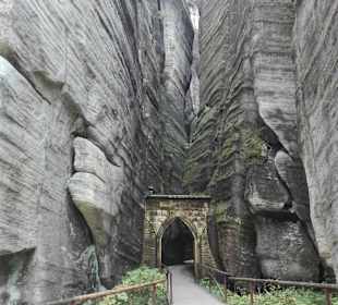 Droga w skalnym mieście