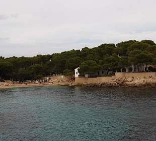 Blick von der Promenade auf den Strand Cala Gat