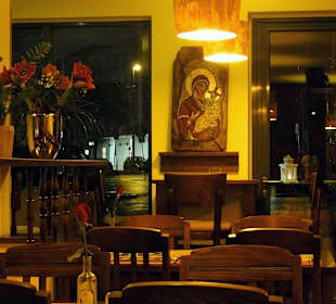 Blick in die Gasträume der Ouzeria Symposio