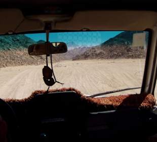 mit dem Jeep durch die Wüste