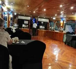 Viel Platz und großes Buffet