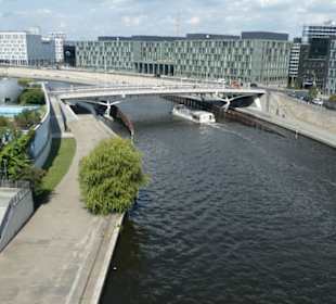 Blick von der Fußgängerbrücke am Paul-Löbe-Haus