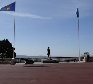 Памятник адмиралу Грассу