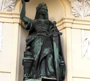Die Skulptur über dem Eingang