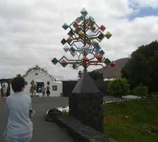 Buntes Windspiel vor dem Haus
