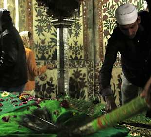 Pilger am Grab des Salem Shishti