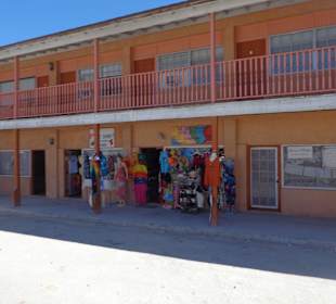 Ein paar Geschäfte an der Straße