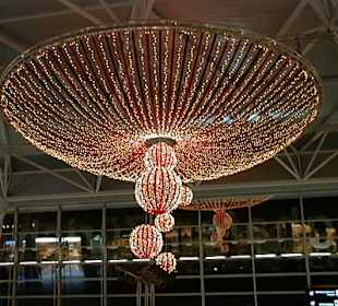 Weihnachtsdeko im Flughafen